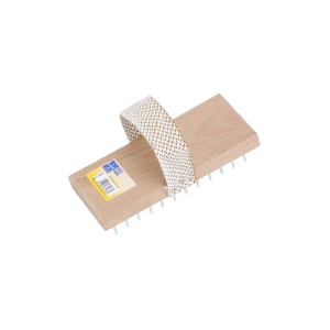 LUX Edelputzkratzer Classic con manico in legno e perni zincati per irruvidire l'intonaco.