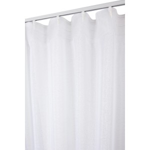 Tenda in tessuto t.b.t. bianca e trasparente con nastro arricciatenda appesa a un bastone.