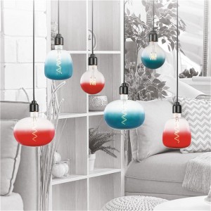 Diverse lampadine LED E27 con sfumature rosse e blu in un soggiorno.