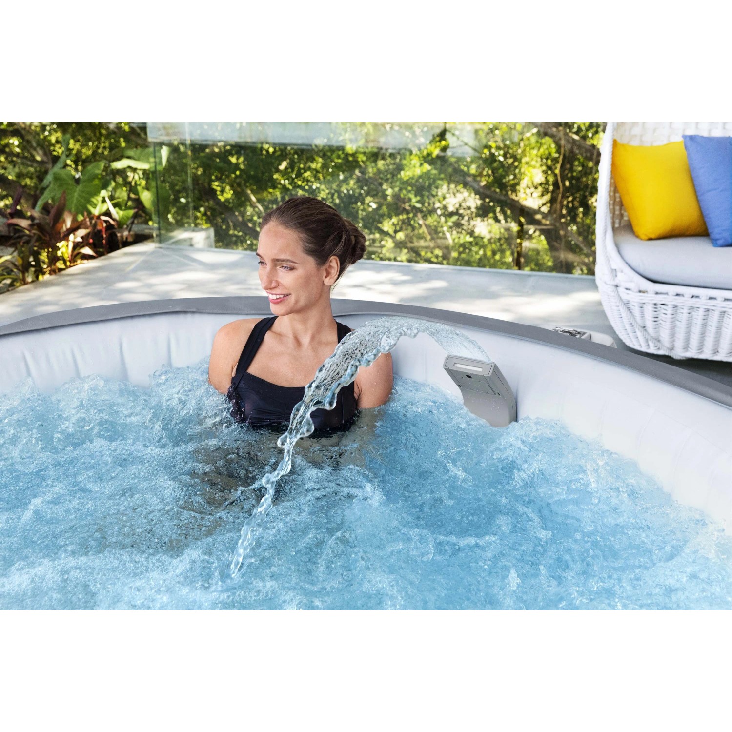 Cascata LED Bestway LAY-Z-SPA in uso: donna si rilassa nella vasca idromassaggio con cascata.
