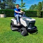 Trattorino tagliaerba t.b.t. mentre taglia l'erba in giardino.