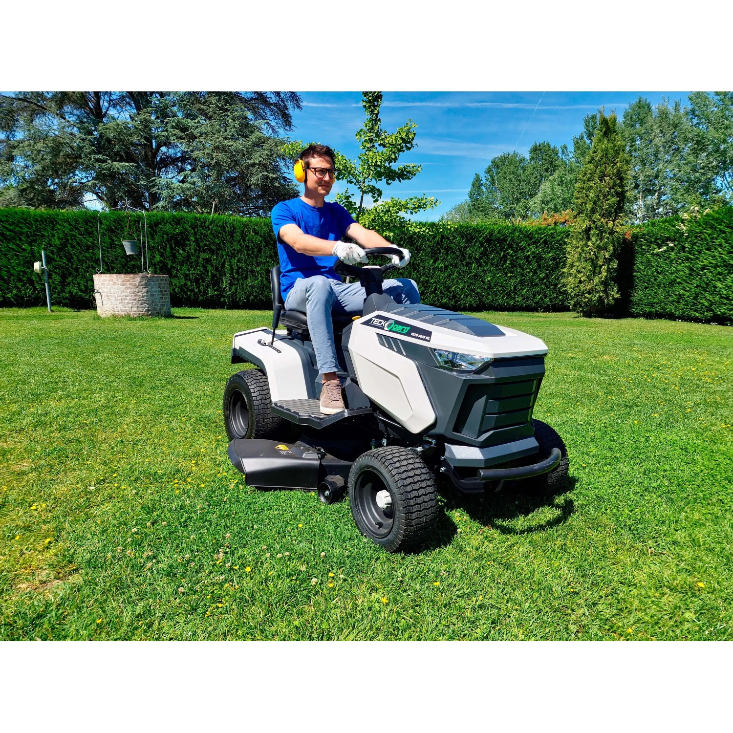 Trattorino tagliaerba t.b.t. mentre taglia l'erba in giardino.