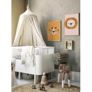 Baldacchino Safari Adventure color bianco lana sopra una culla in una stanza a tema safari. Baldacchino accogliente per bambini.