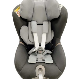 Seggiolino auto grigio per la massima sicurezza in auto.