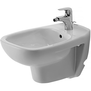 Bidet sospeso Duravit D-Code bianco con rubinetto, troppopieno e foro rubinetto.
