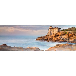 Quadri: Paesaggio costiero con mare ed edificio su una roccia.