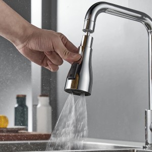 Rubinetto Rompigetto cromato con funzione doccia in azione.