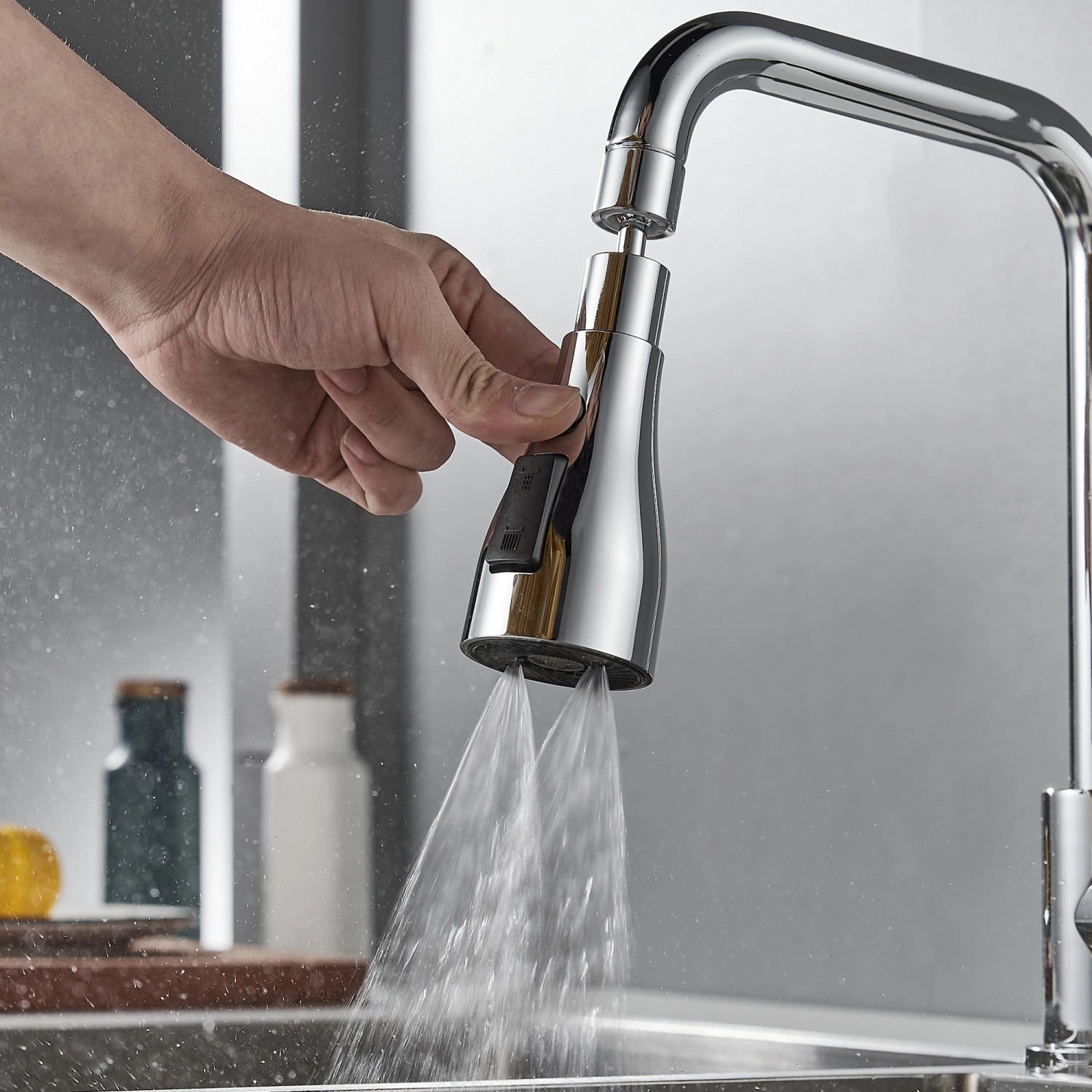 Rubinetto Rompigetto cromato con funzione doccia in azione.