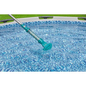 Aspiratore per piscina Bestway AquaSurge in uso, aspiratore a batteria senza fili per piscine fino a 610 cm di diametro.