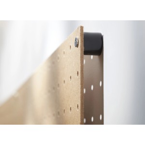 Dettaglio di un pannello forato t.b.t. con elemento di fissaggio.
