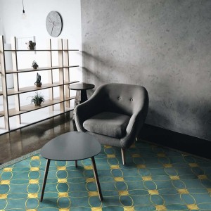 Tappeto turchese e oro con motivo geometrico, stile moderno.