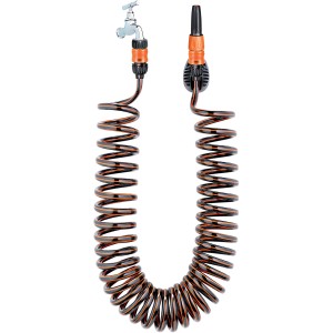 Set tubo a spirale con raccordo per rubinetto e pistola a spruzzo per irrigazione giardino.