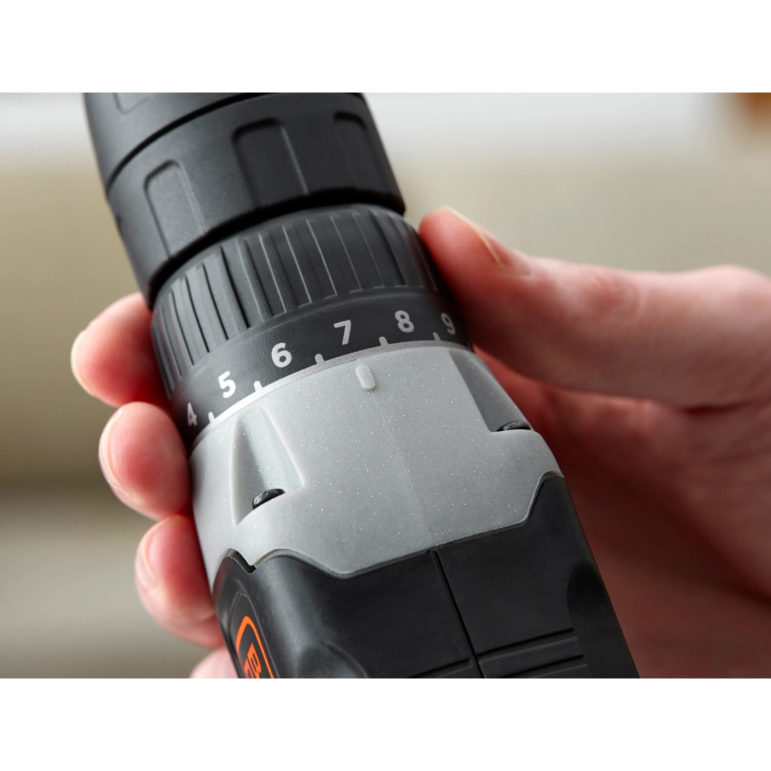 Dettaglio: Trapano avvitatore a batteria Black+Decker con impostazione della coppia.