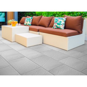 Lastre chiare in pietra naturale (Pietre naturali) su un patio con mobili da giardino.