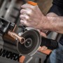 Smerigliatrice angolare a batteria Worx WX800 20V in azione mentre taglia un tubo di rame.