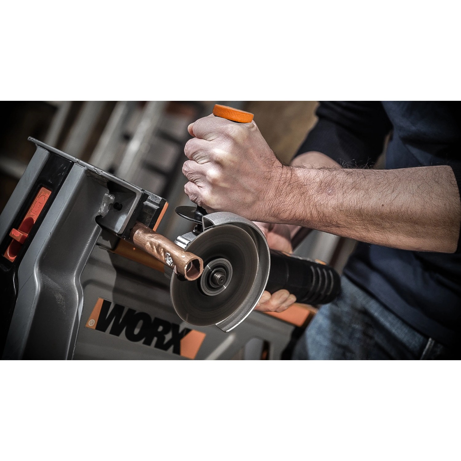 Smerigliatrice angolare a batteria Worx WX800 20V in azione mentre taglia un tubo di rame.