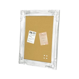 Bacheca decorativa con cornice bianca e note.