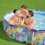 Famiglia in una piscina con pareti in acciaio Bestway con motivo giungla.