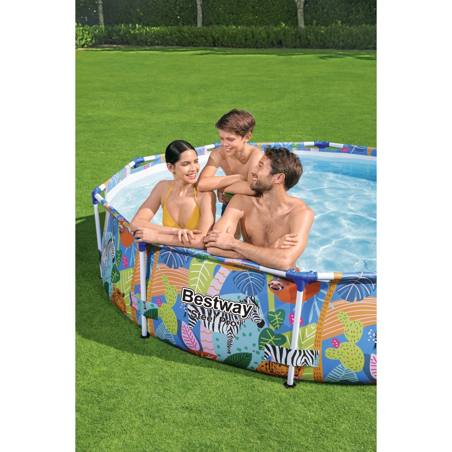 Famiglia in una piscina con pareti in acciaio Bestway con motivo giungla.