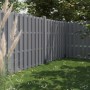 Recinzione privacy WPC grigio chiaro con elementi in alluminio in giardino.