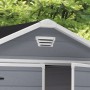 Dettaglio del capanno da giardino Keter Manor 65DD, grigio-bianco, con griglia di ventilazione nel timpano.