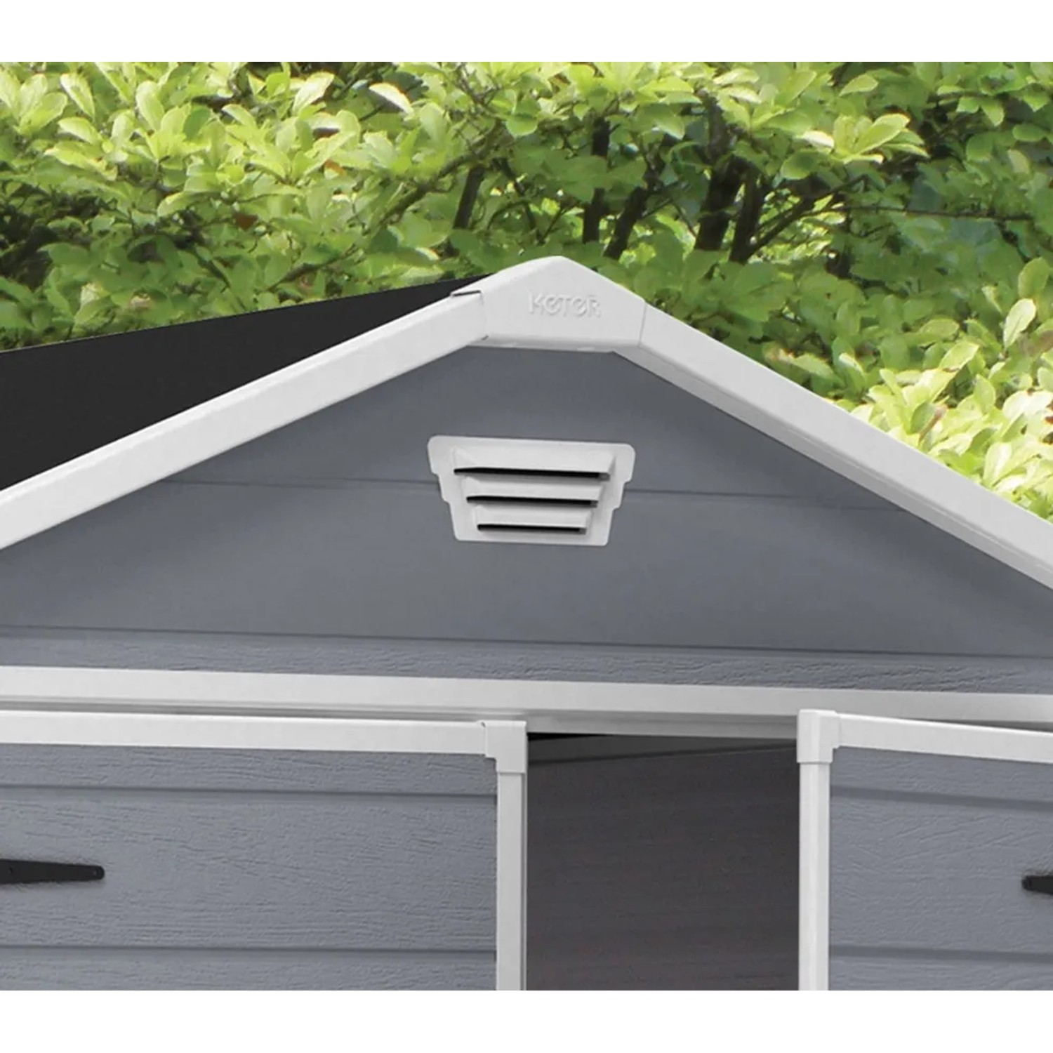 Dettaglio del capanno da giardino Keter Manor 65DD, grigio-bianco, con griglia di ventilazione nel timpano.
