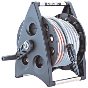 Avvolgitubo grigio con tubo da giardino arrotolato e ugello a spruzzo nero.