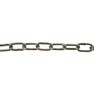 Primo piano di una catena saldata color argento.