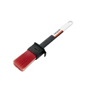 Pennello t.b.t. con setole rosse e manico nero.