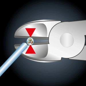 Tronchese laterale di forza LUX VDE Professional 200 mm mentre taglia un cavo.