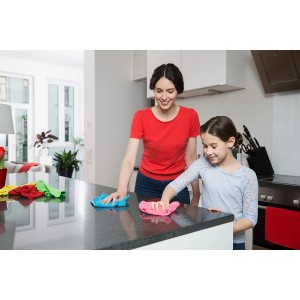 Madre e figlia puliscono un bancone della cucina con panni multiuso in microfibra Vileda.