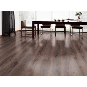 Pavimento laminato Excellent Rovere Ambience in legno scuro nel soggiorno.