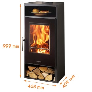 Stufa a legna nera t.b.t. con vano porta legna e forno per pane. Fuoco visibile.