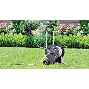 Carrello avvolgitubo nero con tubo su prato. Categoria: Carrelli-avvolgitubo.