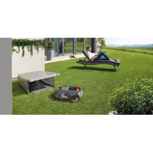 Garage per robot Biohort Charly Gr. 2 con robot rasaerba in giardino.