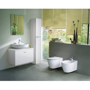 Bagno moderno con bidet, lavabo e mobile a specchio in bianco.