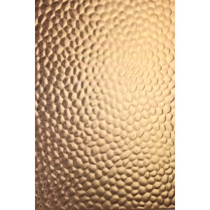 Primo piano di un profilo dorato con struttura a nido d'ape.