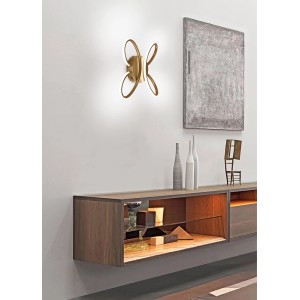 Moderna applique LED dorata con design curvo per un'illuminazione d'atmosfera.