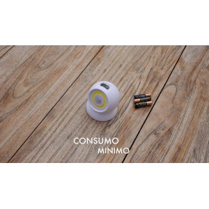 Lampada da lettura t.b.t. bianca con batterie su tavolo di legno.