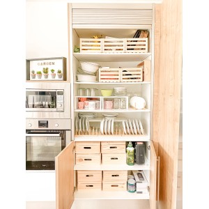 Mobile da cucina aperto con stoviglie, alimenti e scatole di legno della categoria Cassapanche.