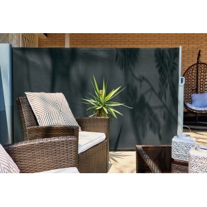 Terrazza con paravento t.b.t., mobili in rattan e decorazioni.