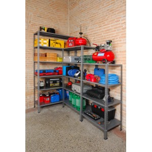 Scaffale angolare grigio con attrezzi e accessori. Ideale per riporre in garage o officina.