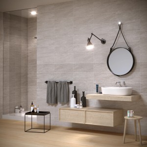 Bagno con piastrelle da rivestimento t.b.t. grigie, mobile bagno e specchio. Design moderno.