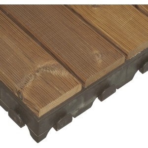 Dettaglio di una piastrella in legno marrone per esterni.