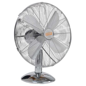 Ventilatore da tavolo cromato con tre pale e griglia di protezione.