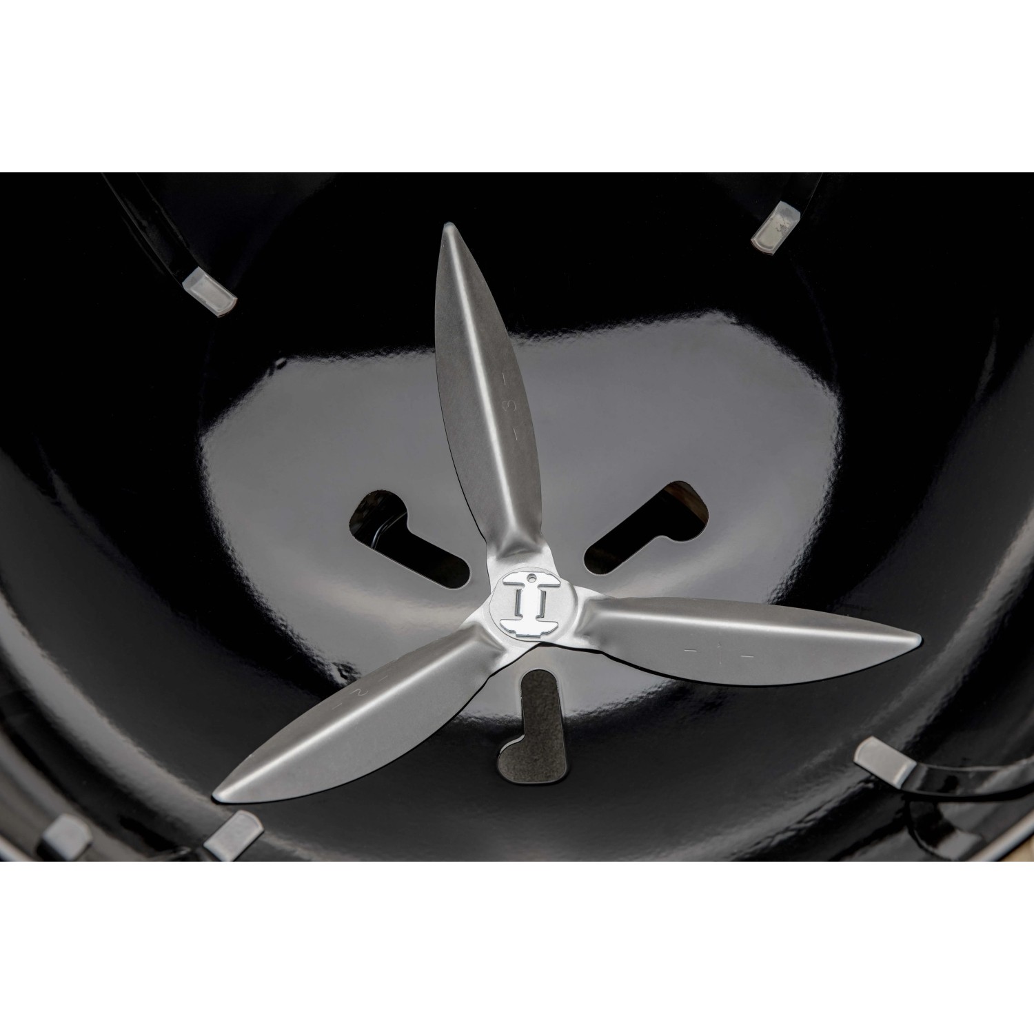Dettaglio del barbecue a carbonella Weber Master-Touch Premium: cursore di ventilazione all'interno.