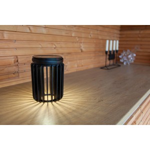 Lampada da tavolo solare nera Lutec Kozy con struttura a griglia per un'illuminazione accogliente del giardino.