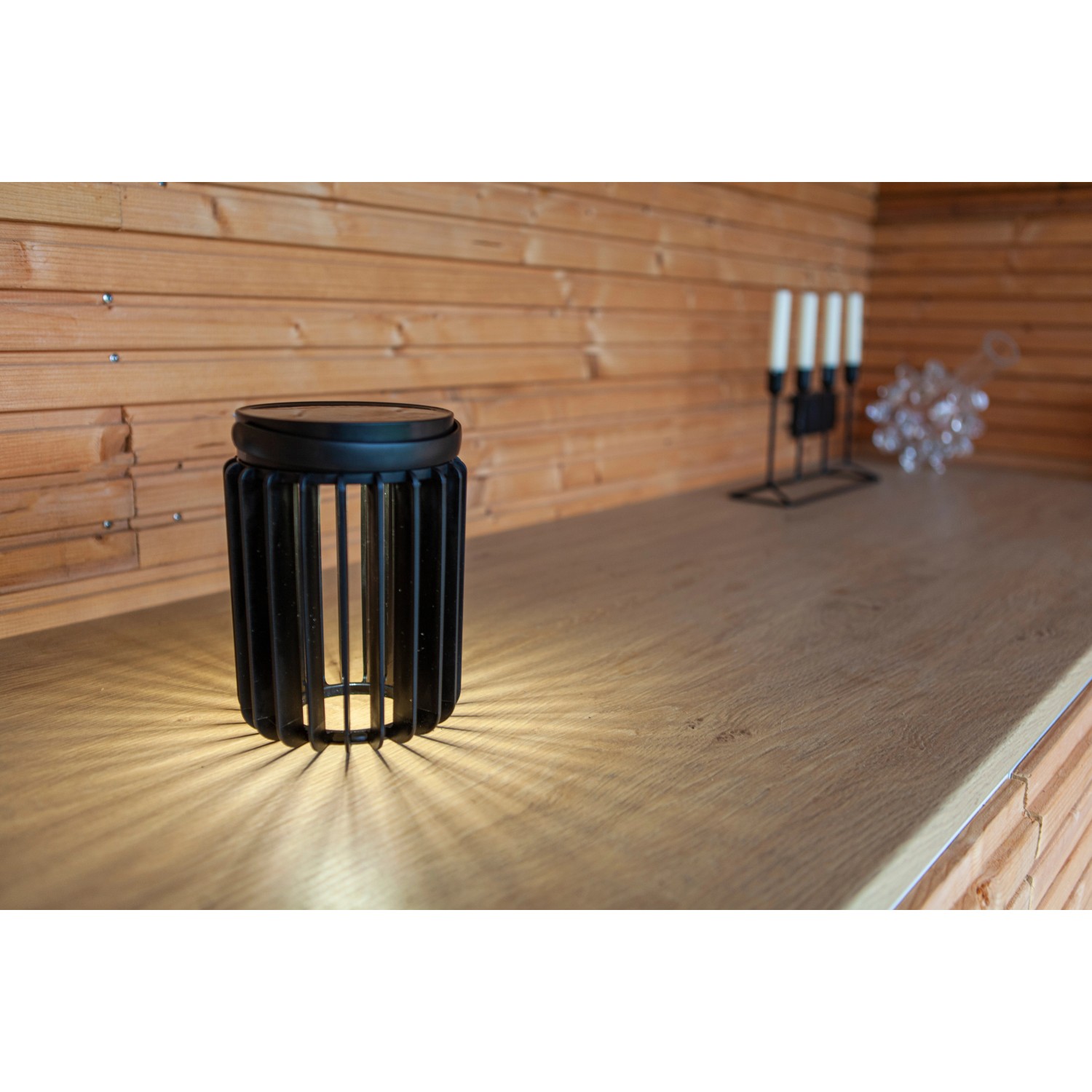 Lampada da tavolo solare nera Lutec Kozy con struttura a griglia per un'illuminazione accogliente del giardino.