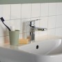 Miscelatore lavabo cromato Ideal Standard Ceraplan H75 su lavabo bianco.