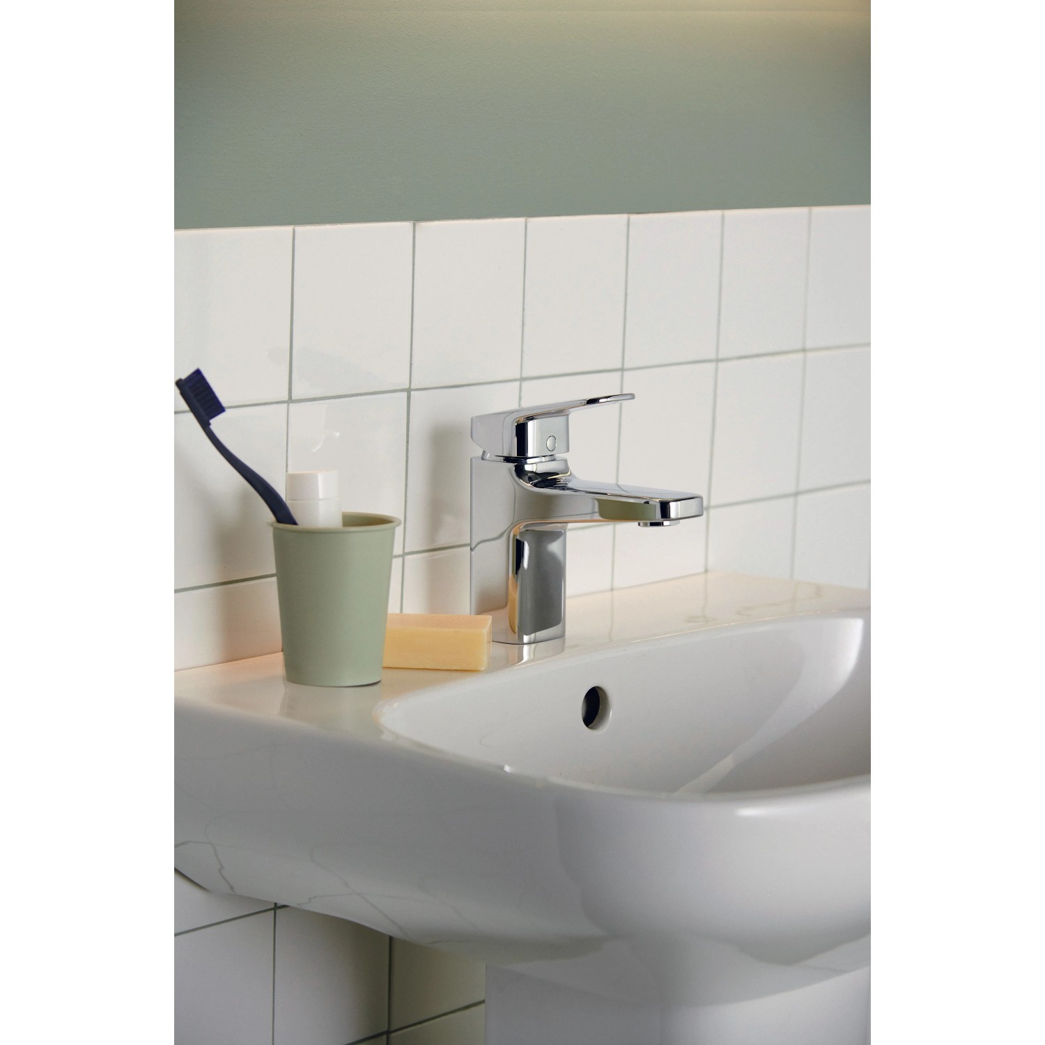 Miscelatore lavabo cromato Ideal Standard Ceraplan H75 su lavabo bianco.